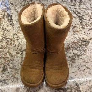 Womens BearPaw Boots. Size 6.